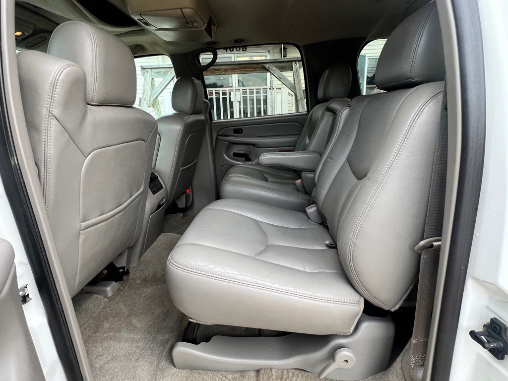 2004 Chevrolet Suburban Image 20