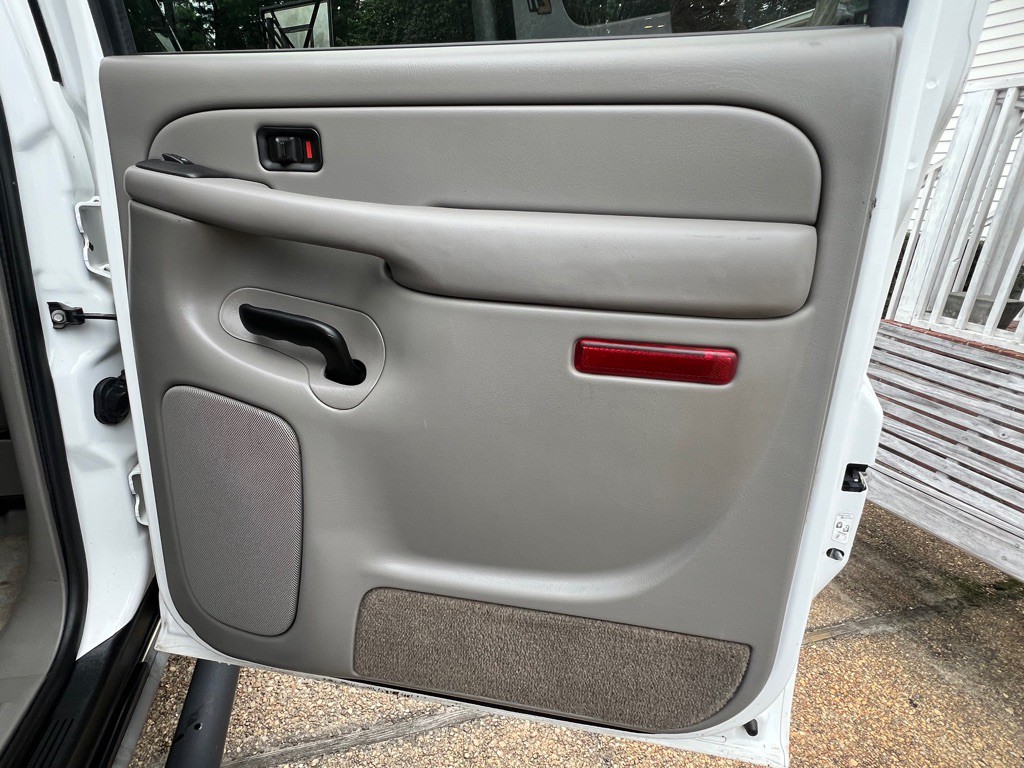 2004 Chevrolet Suburban Image 21