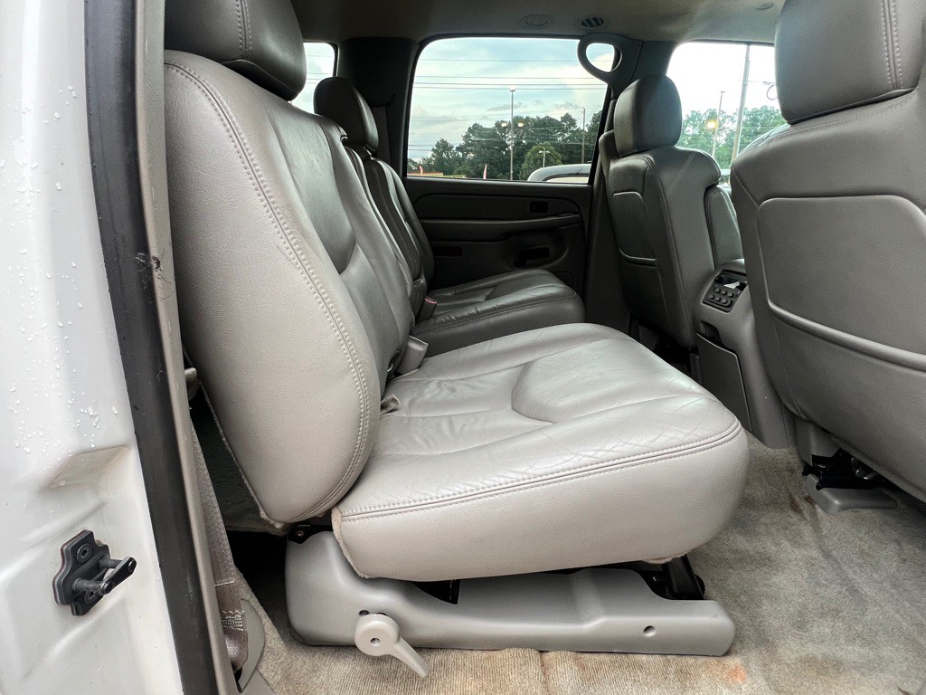 2004 Chevrolet Suburban Image 22