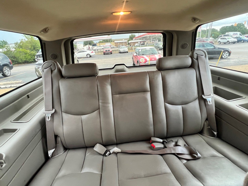 2004 Chevrolet Suburban Image 23