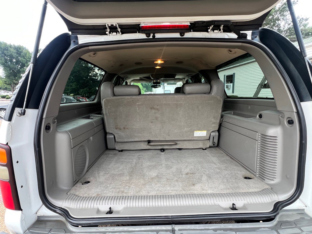 2004 Chevrolet Suburban Image 24