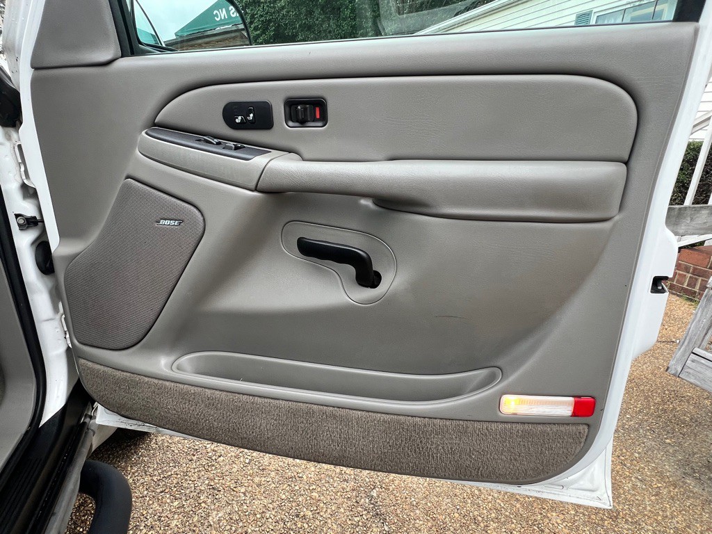 2004 Chevrolet Suburban Image 25
