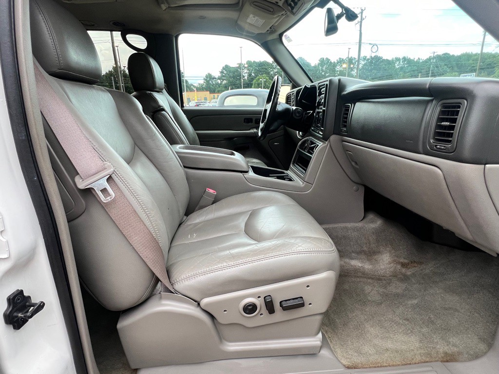 2004 Chevrolet Suburban Image 26