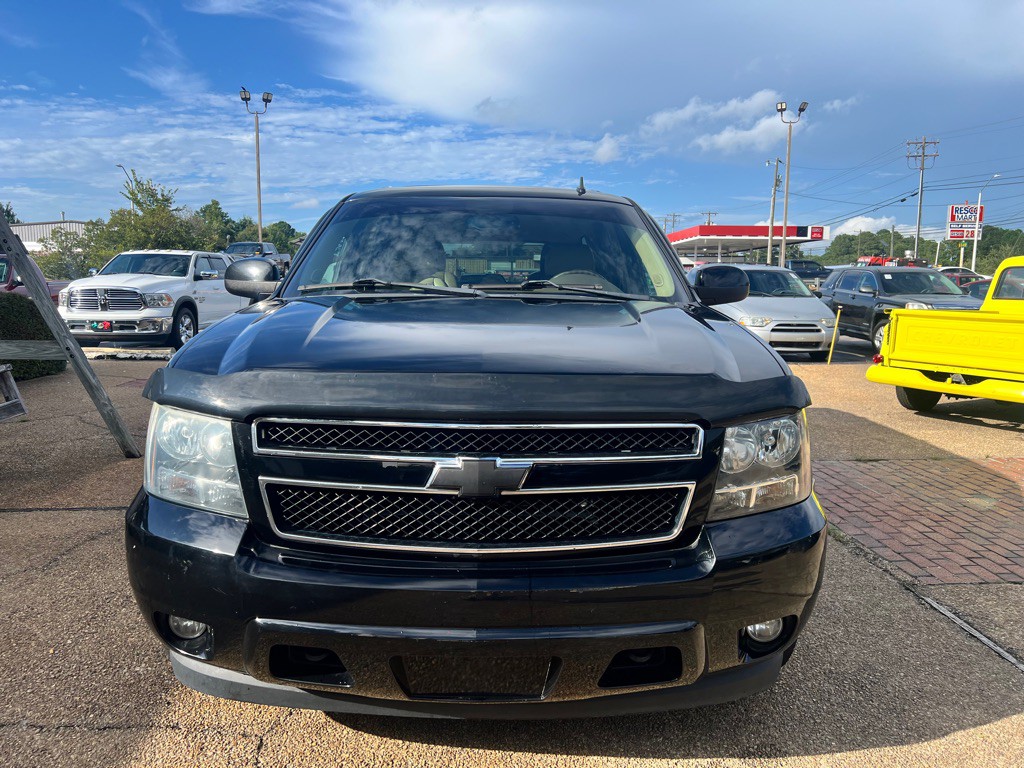 2012 Chevrolet Suburban Image 2