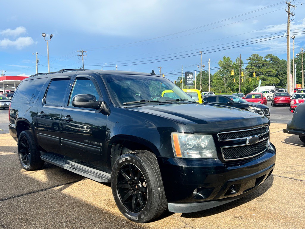 2012 Chevrolet Suburban Image 3