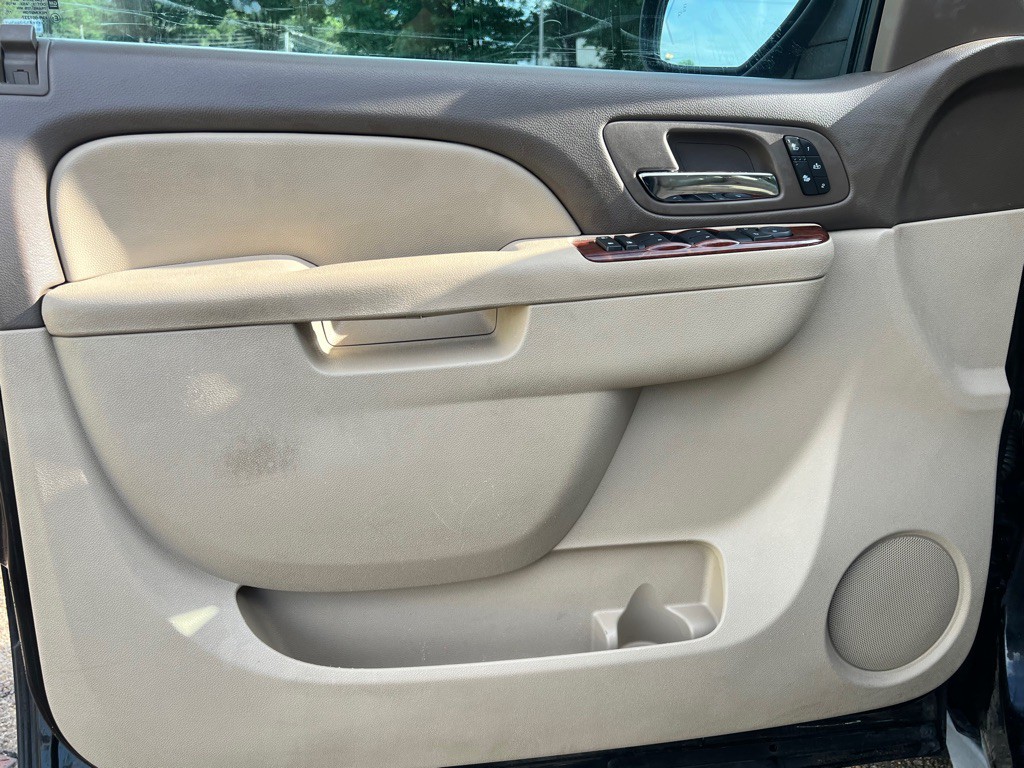 2012 Chevrolet Suburban Image 12