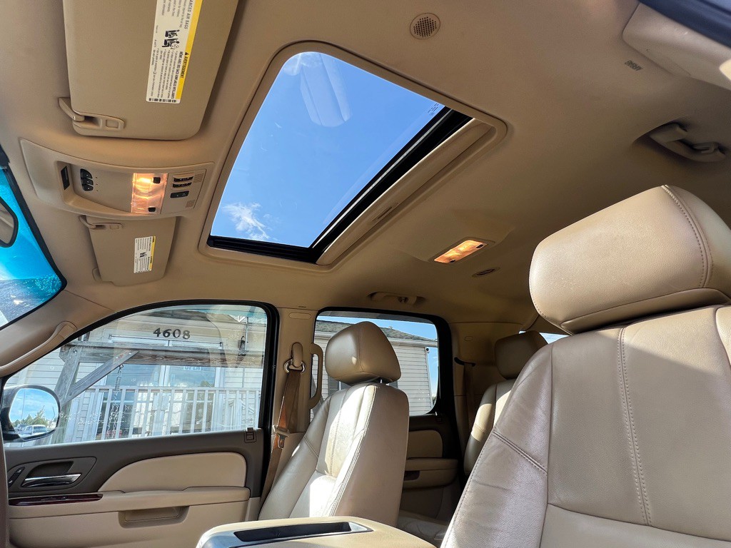 2012 Chevrolet Suburban Image 16