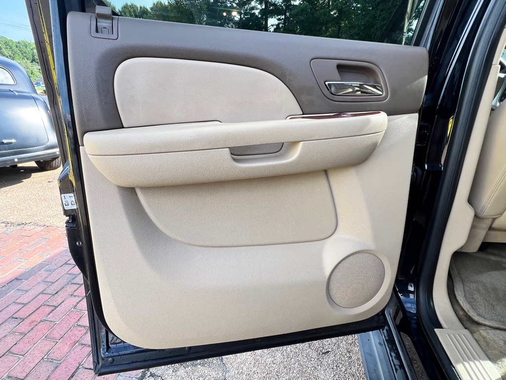 2012 Chevrolet Suburban Image 18