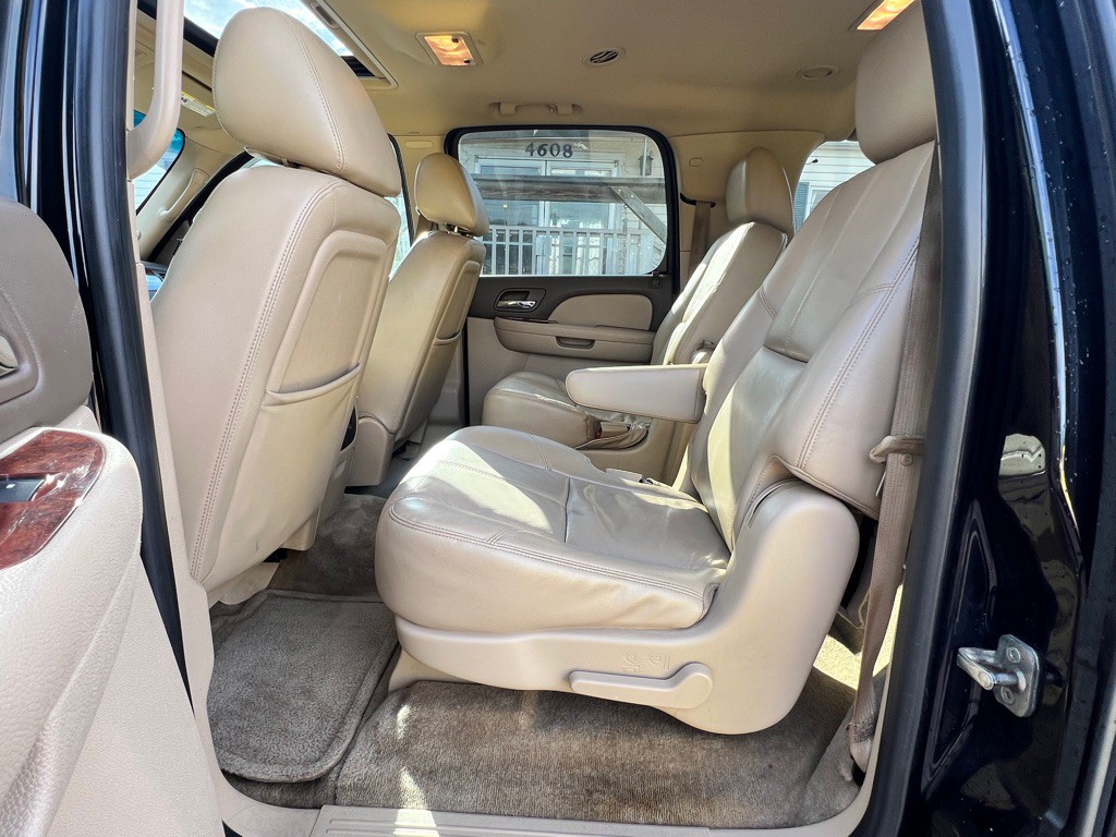 2012 Chevrolet Suburban Image 19