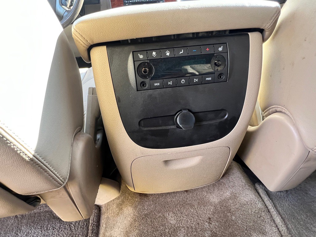 2012 Chevrolet Suburban Image 21