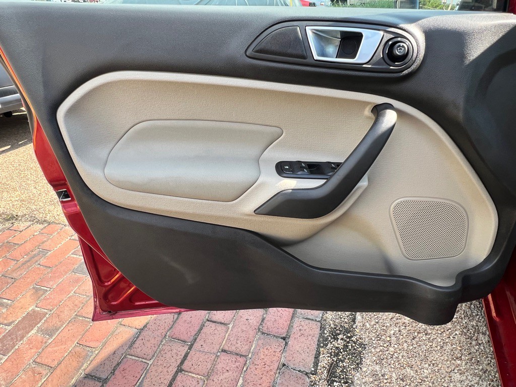 2014 Ford Fiesta Image 9
