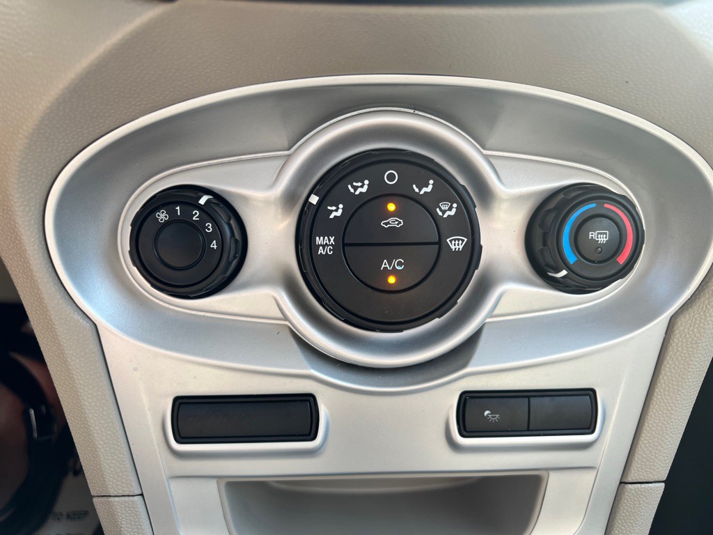 2014 Ford Fiesta Image 13