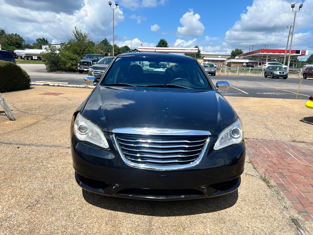 2013 Chrysler 200 Image 2