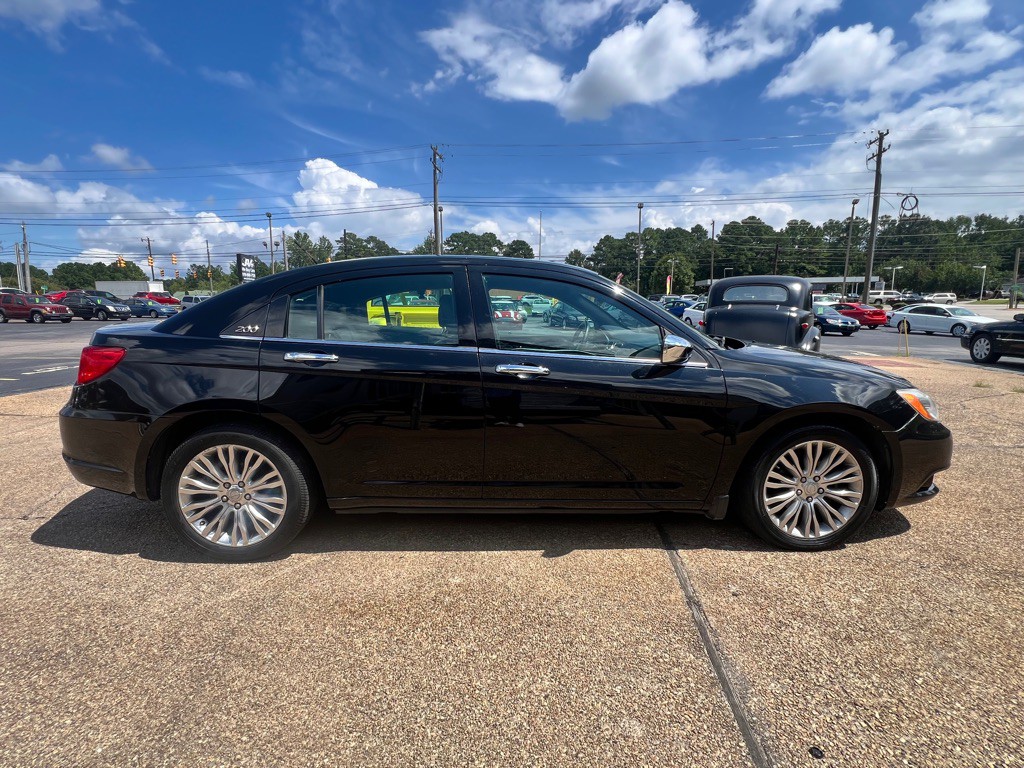 2013 Chrysler 200 Image 4