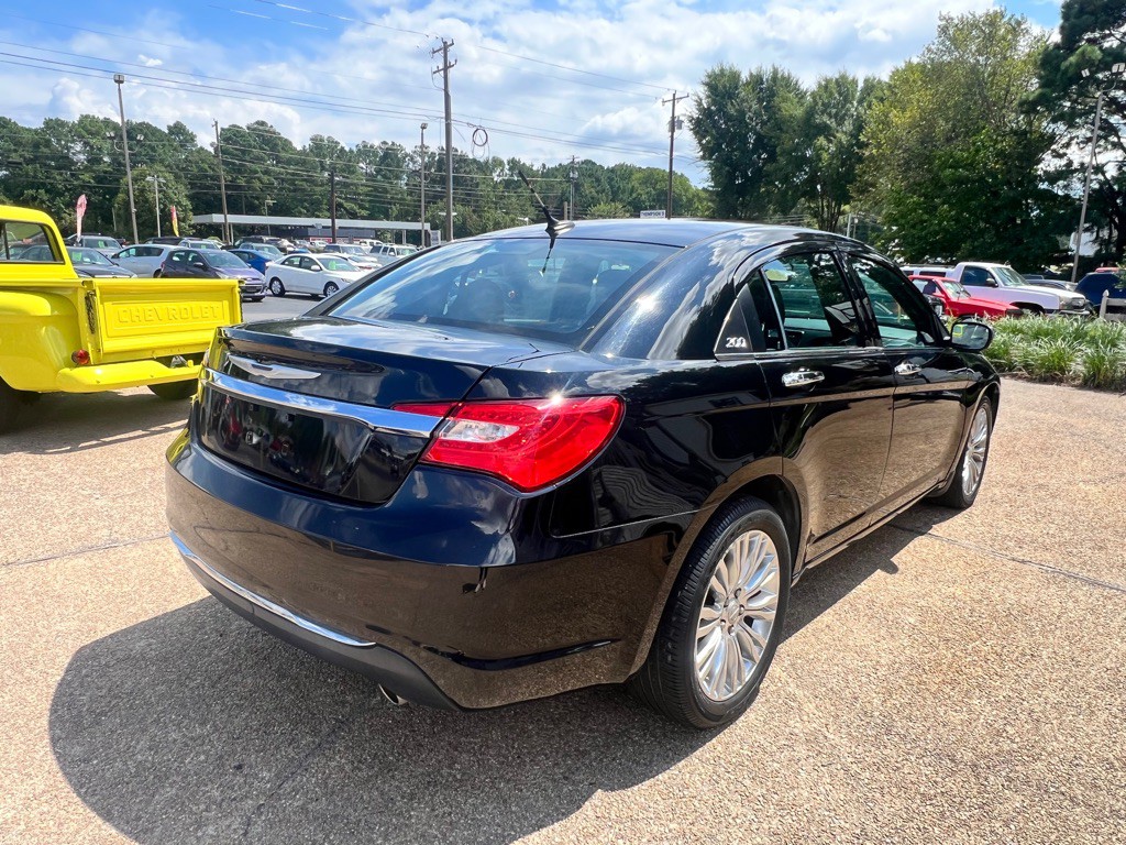 2013 Chrysler 200 Image 5