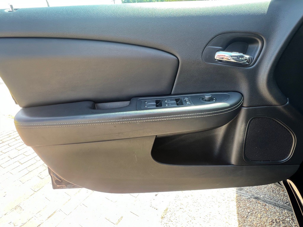 2013 Chrysler 200 Image 9