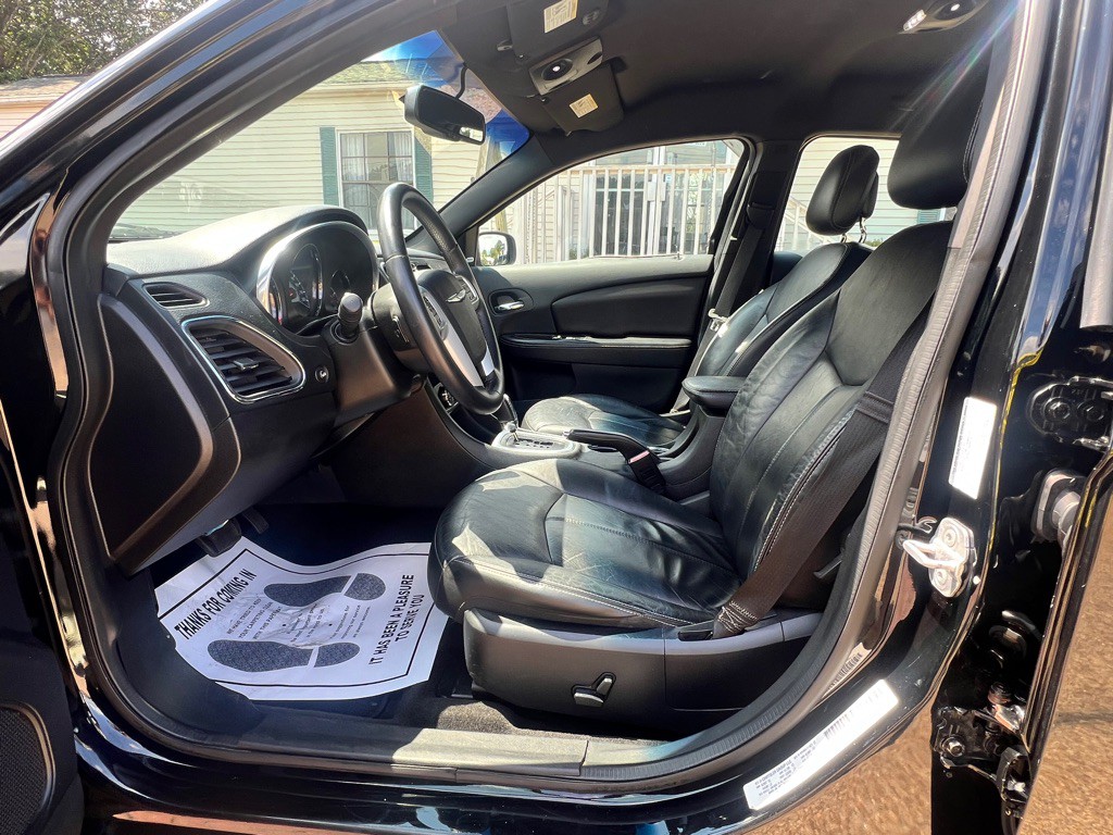 2013 Chrysler 200 Image 10