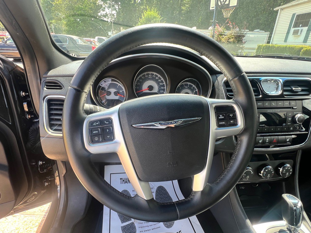 2013 Chrysler 200 Image 11