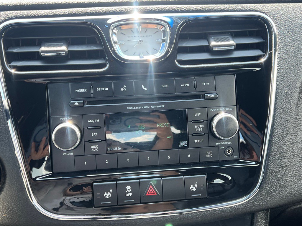 2013 Chrysler 200 Image 13
