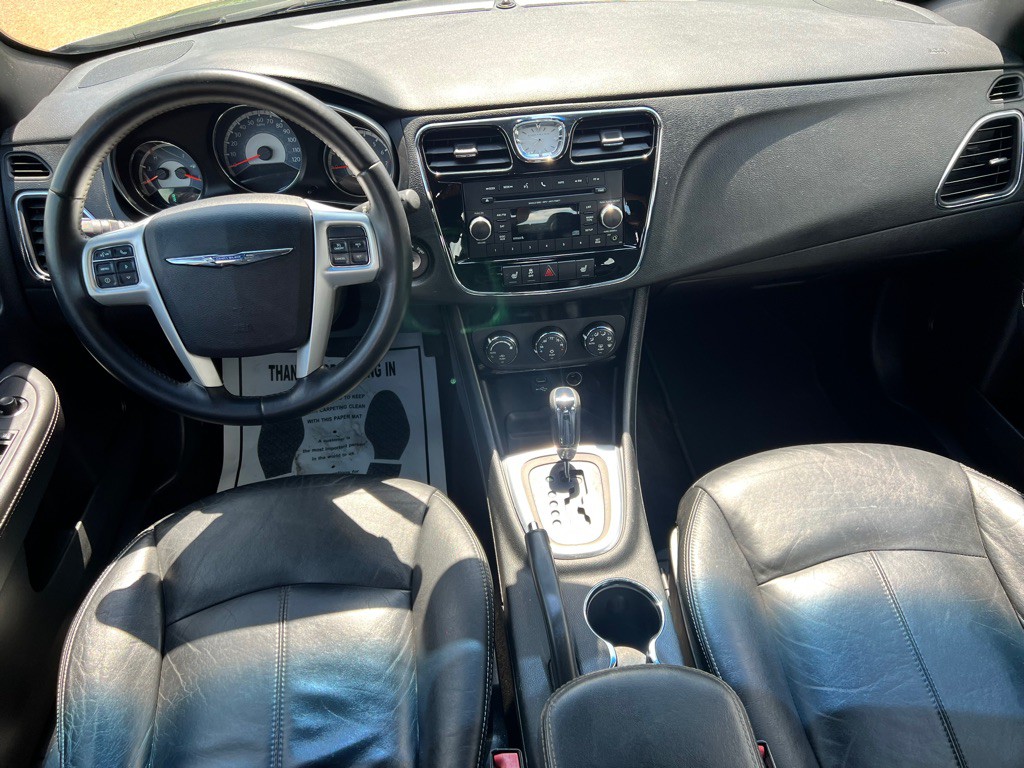 2013 Chrysler 200 Image 16