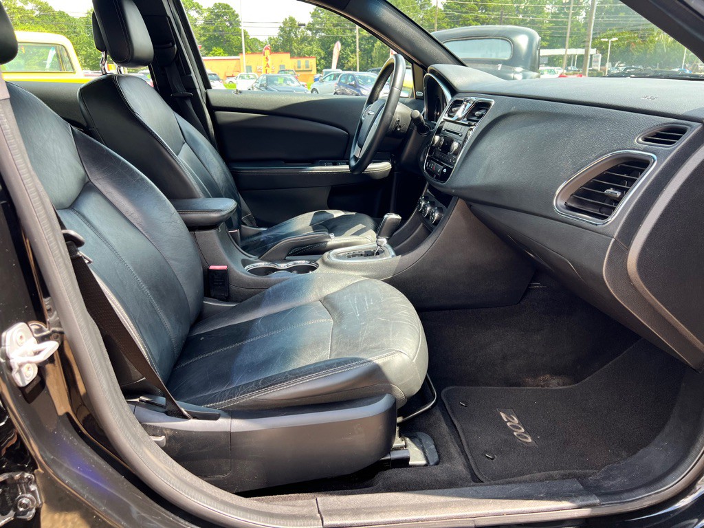 2013 Chrysler 200 Image 20