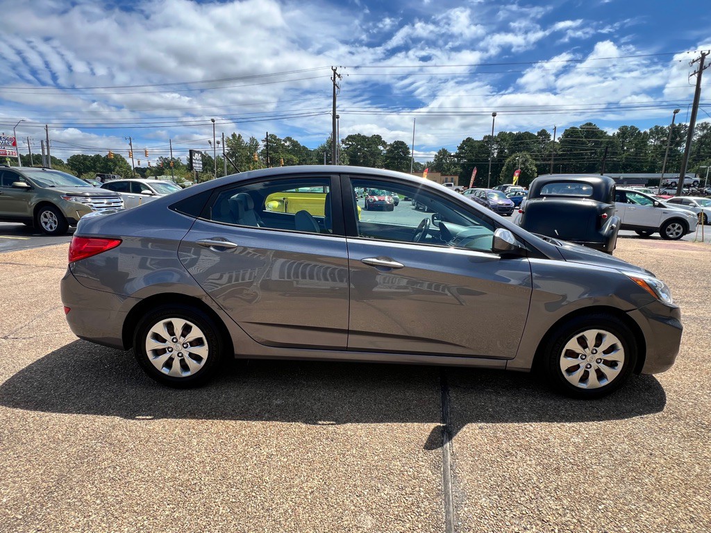 2017 Hyundai Accent Image 4