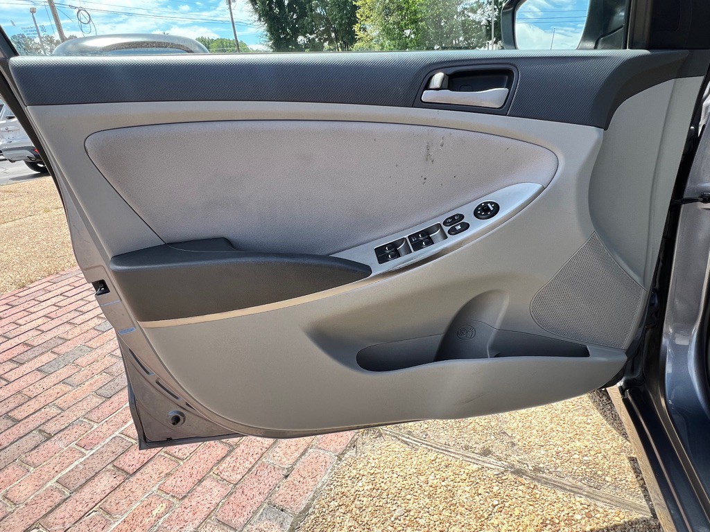 2017 Hyundai Accent Image 9