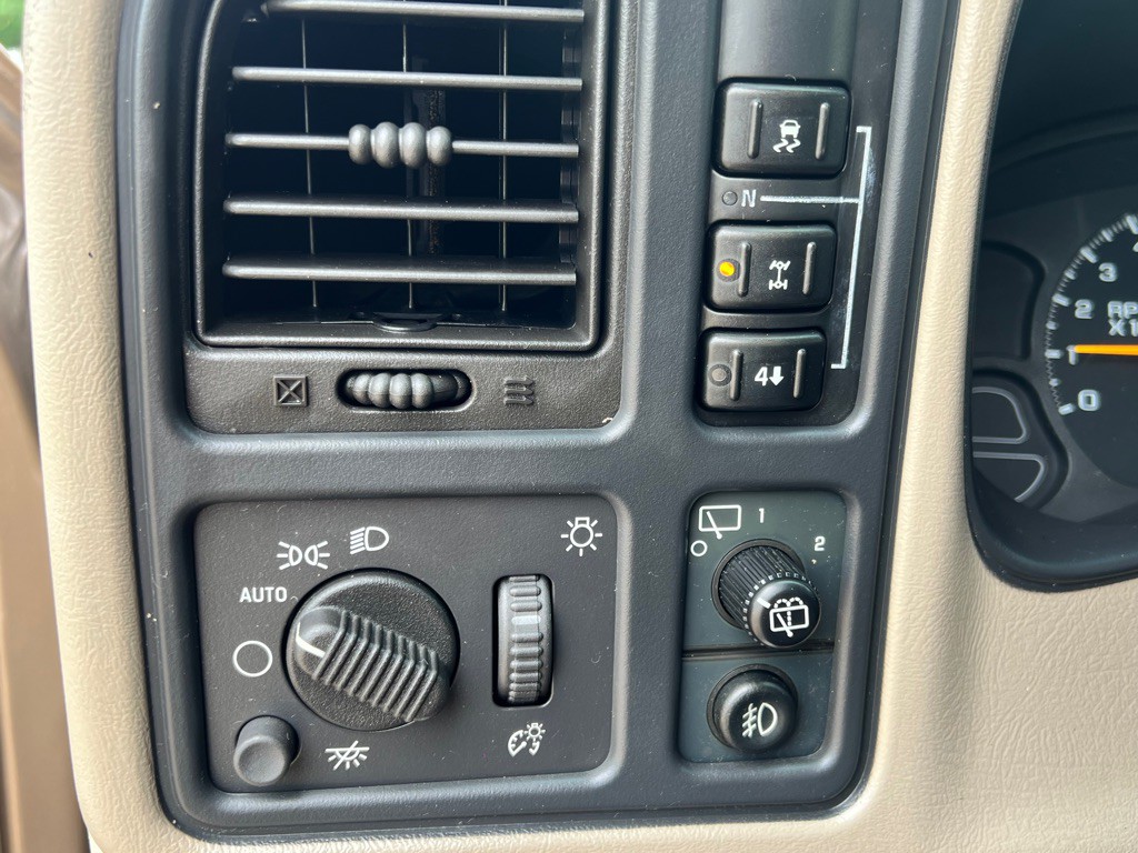 2004 GMC Yukon Image 12