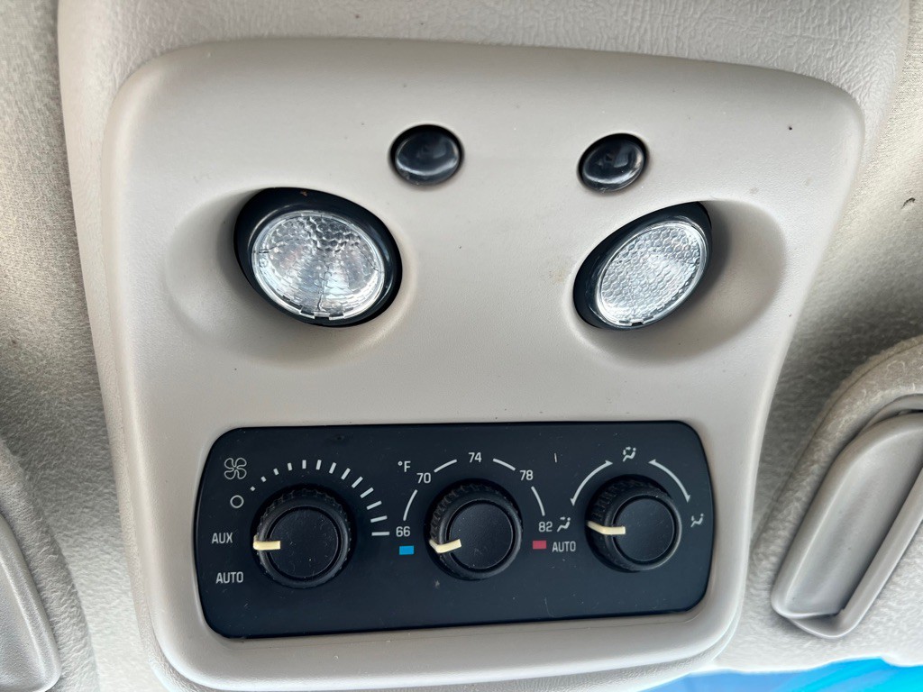 2004 GMC Yukon Image 16