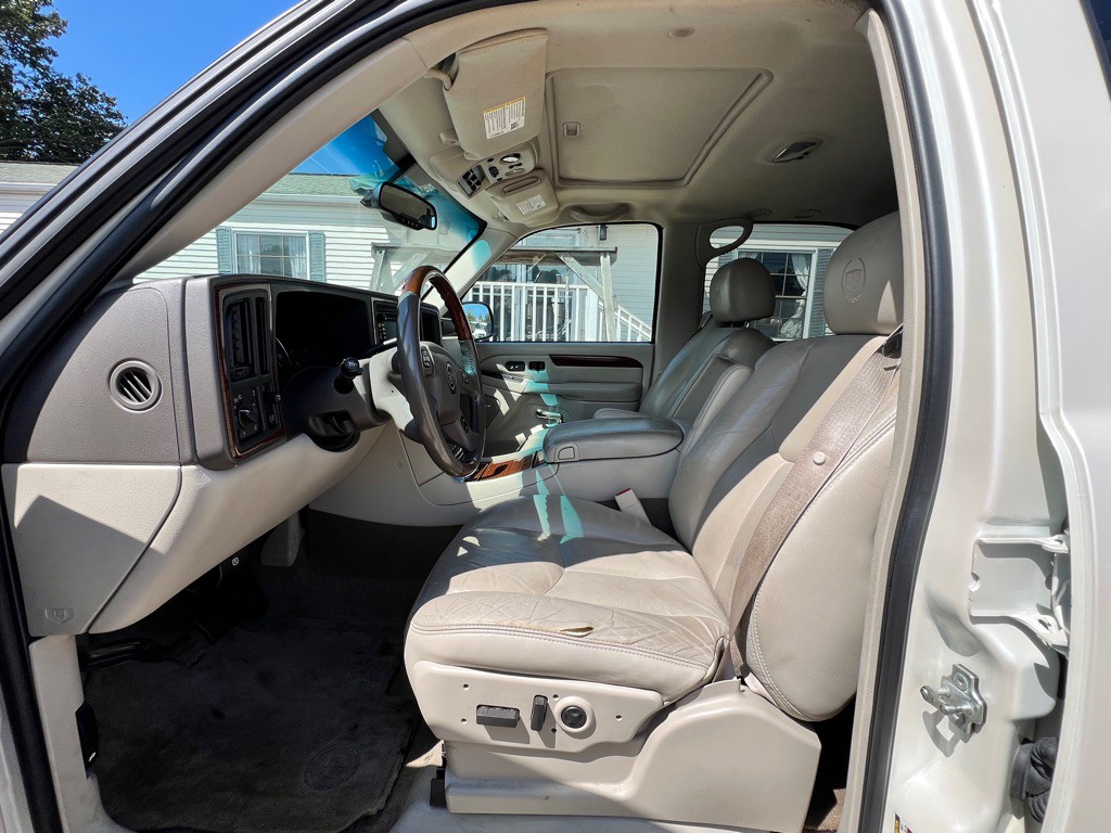 2004 Cadillac Escalade Image 10