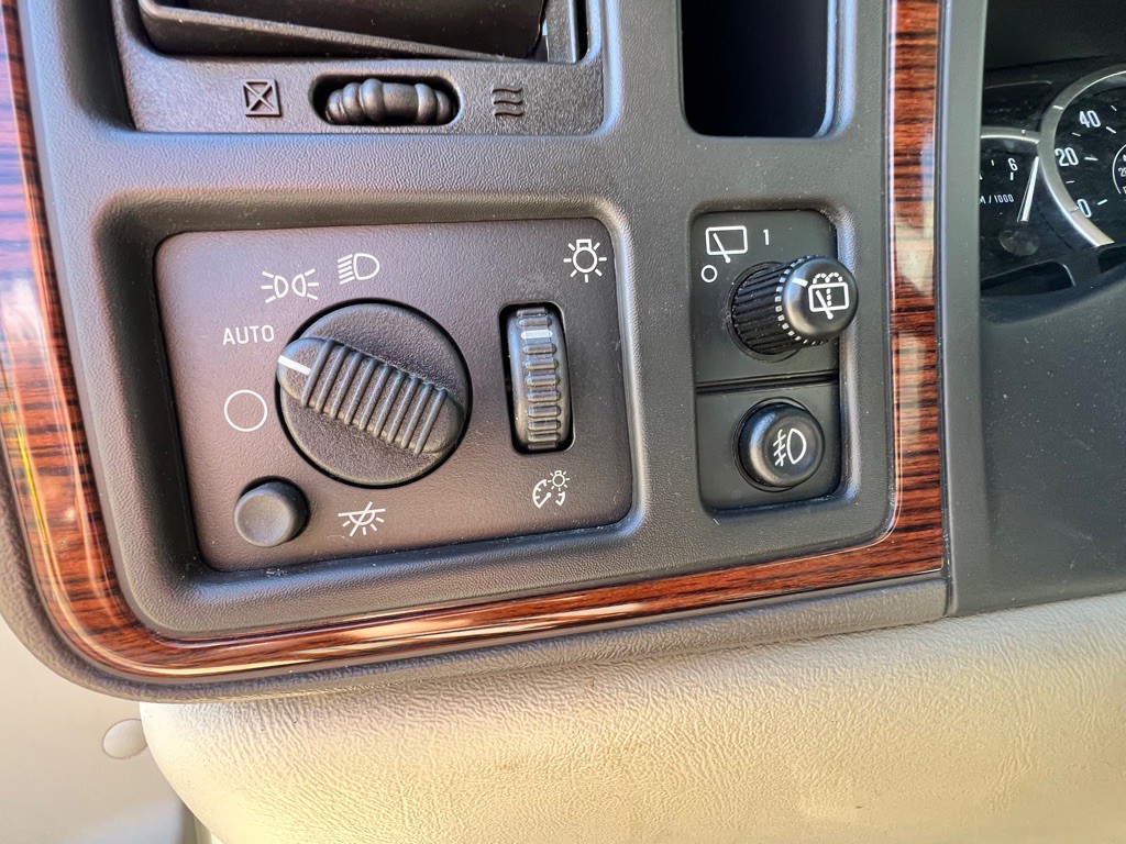 2004 Cadillac Escalade Image 11