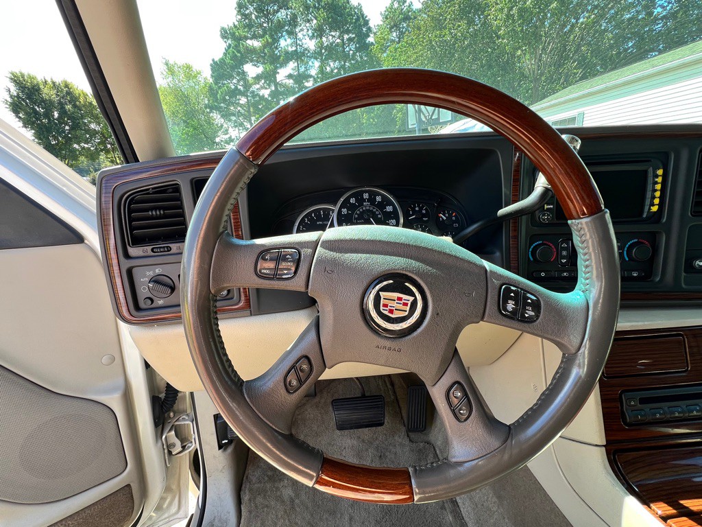 2004 Cadillac Escalade Image 12
