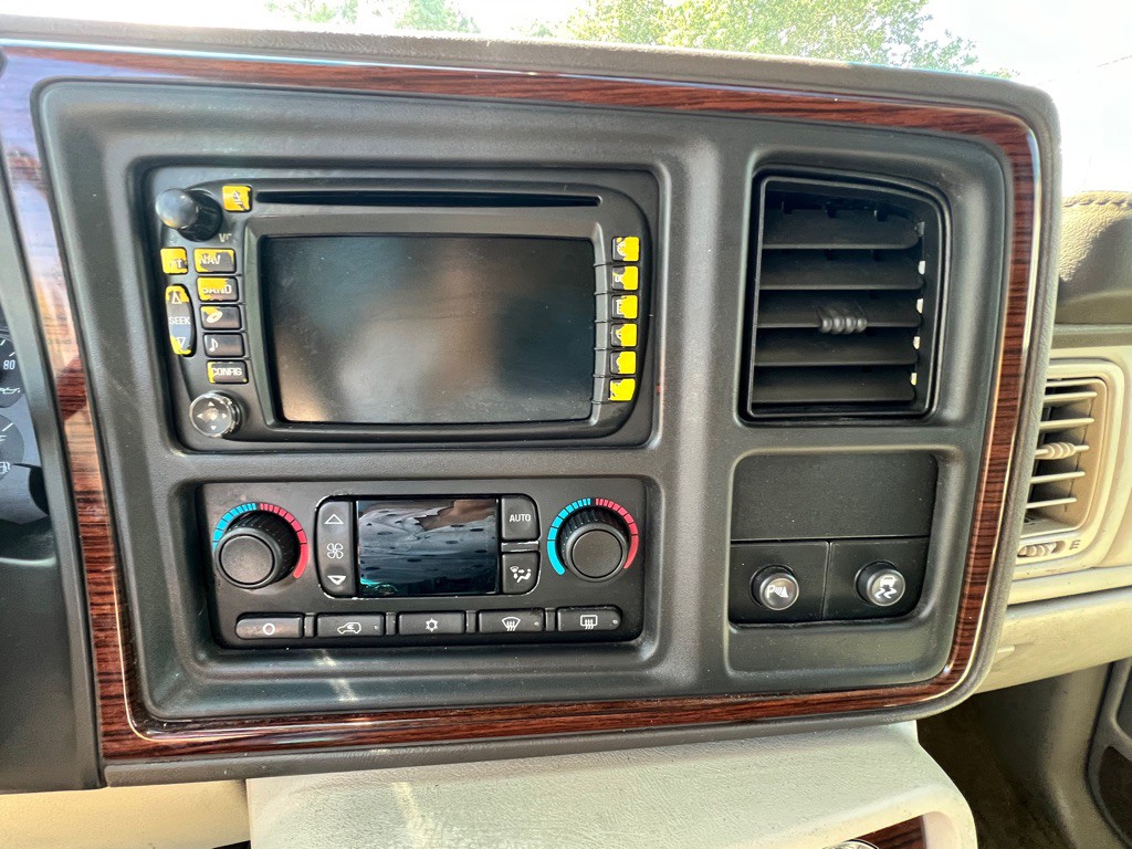 2004 Cadillac Escalade Image 13