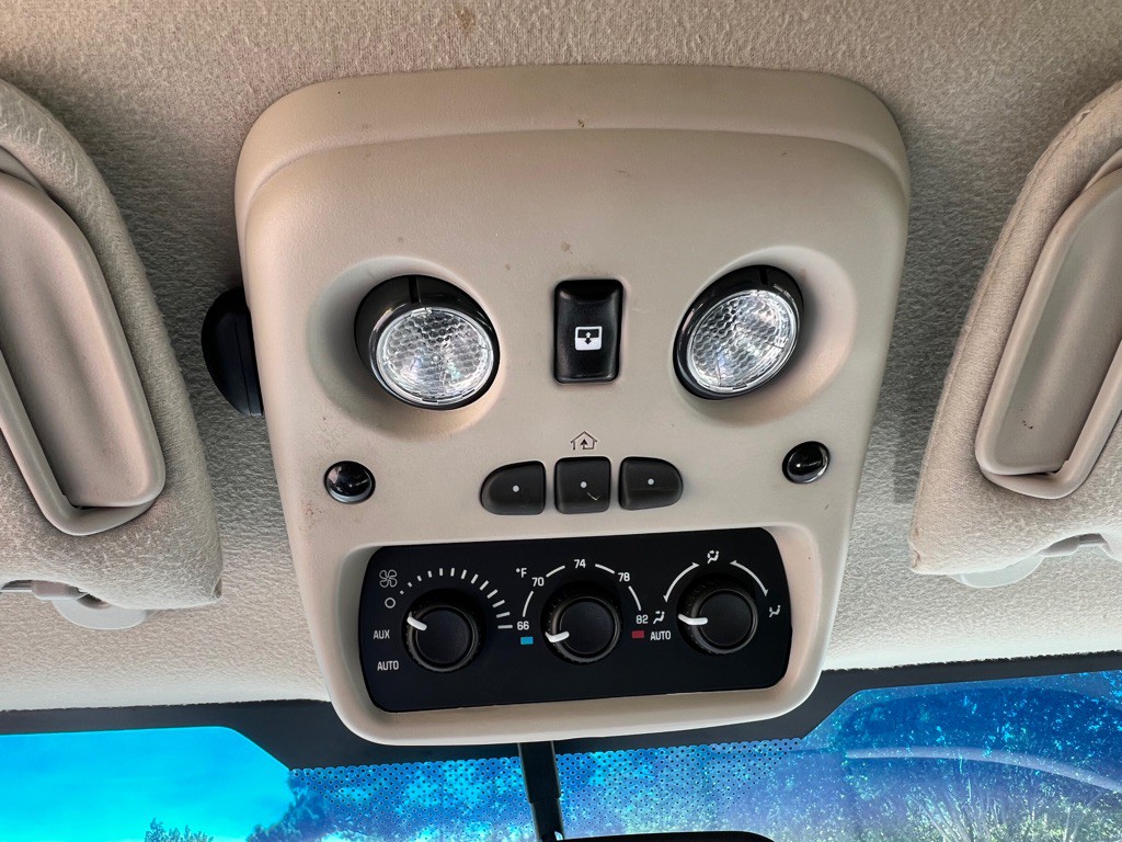 2004 Cadillac Escalade Image 15