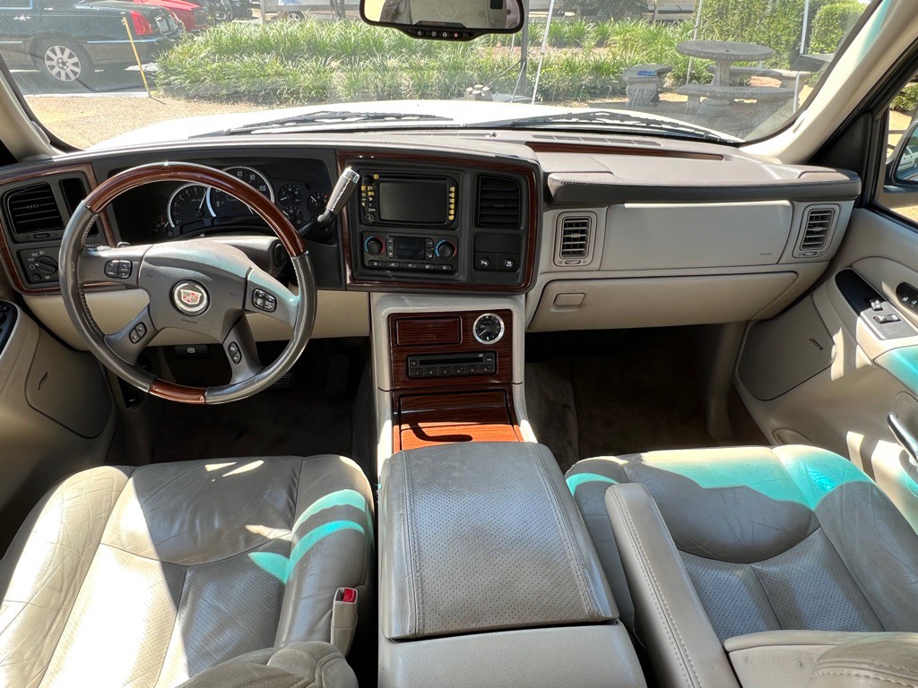 2004 Cadillac Escalade Image 16