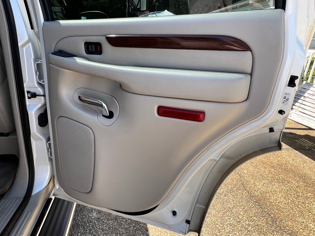 2004 Cadillac Escalade Image 21