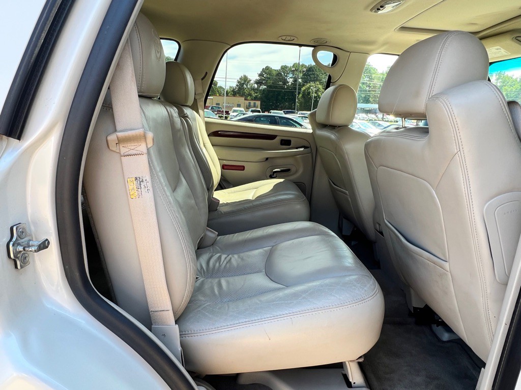 2004 Cadillac Escalade Image 22