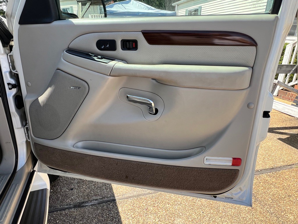 2004 Cadillac Escalade Image 23