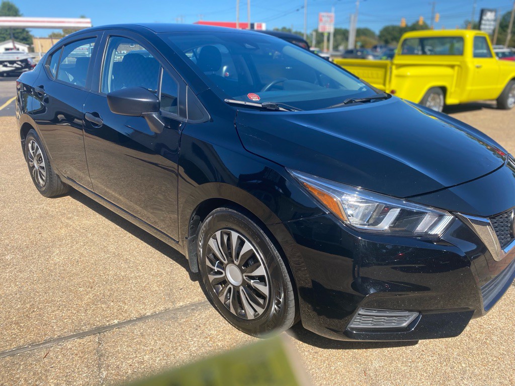 2021 Nissan Versa Image 3