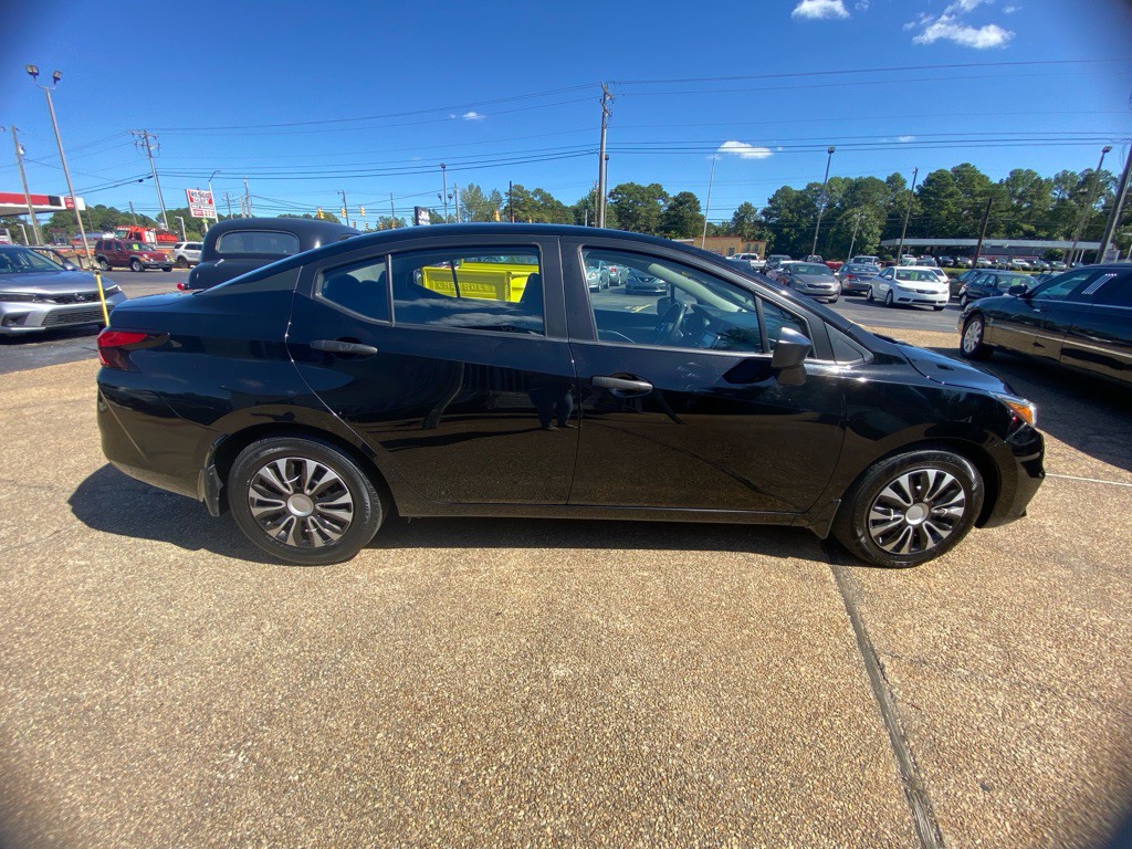 2021 Nissan Versa Image 4