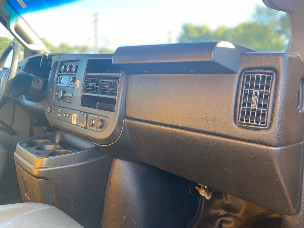 2016 GMC Savana Image 18