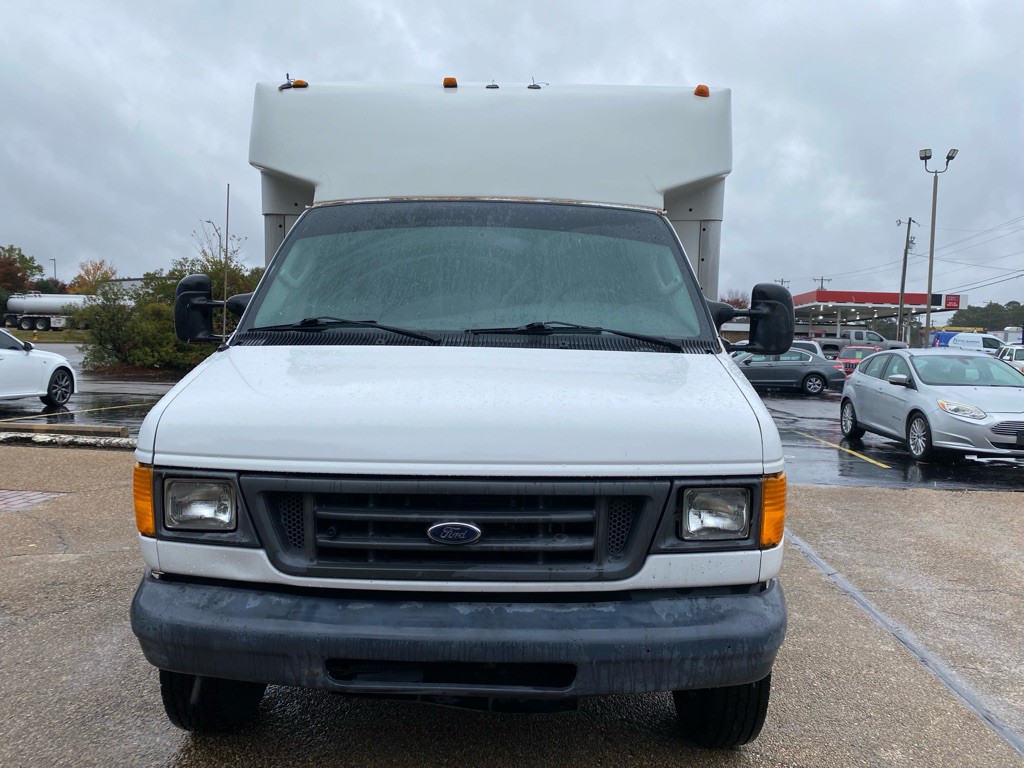 2004 Ford Econoline Image 2