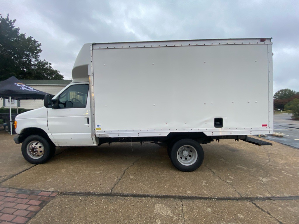 2004 Ford Econoline Image 9