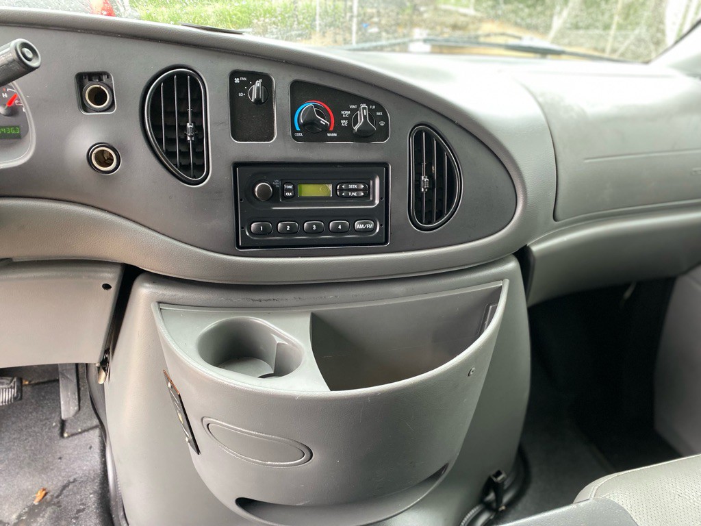 2004 Ford Econoline Image 15