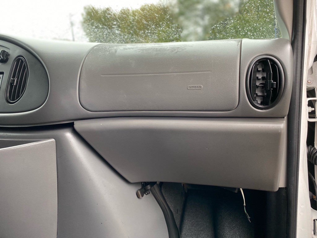 2004 Ford Econoline Image 21