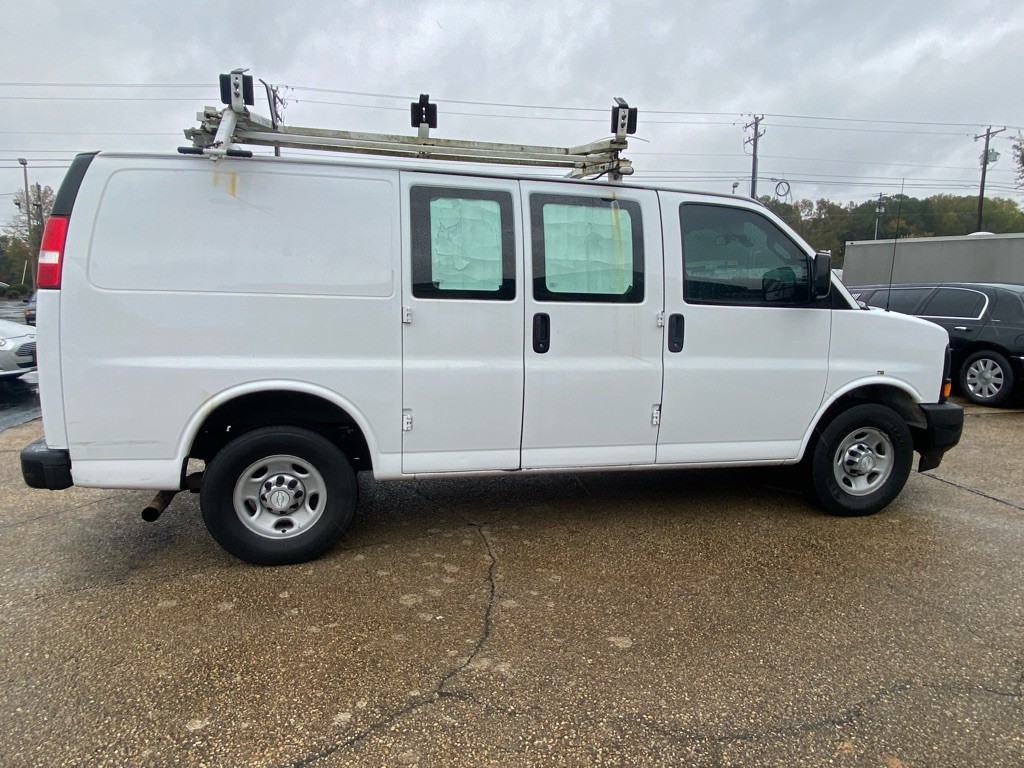 2017 Chevrolet Express Image 4