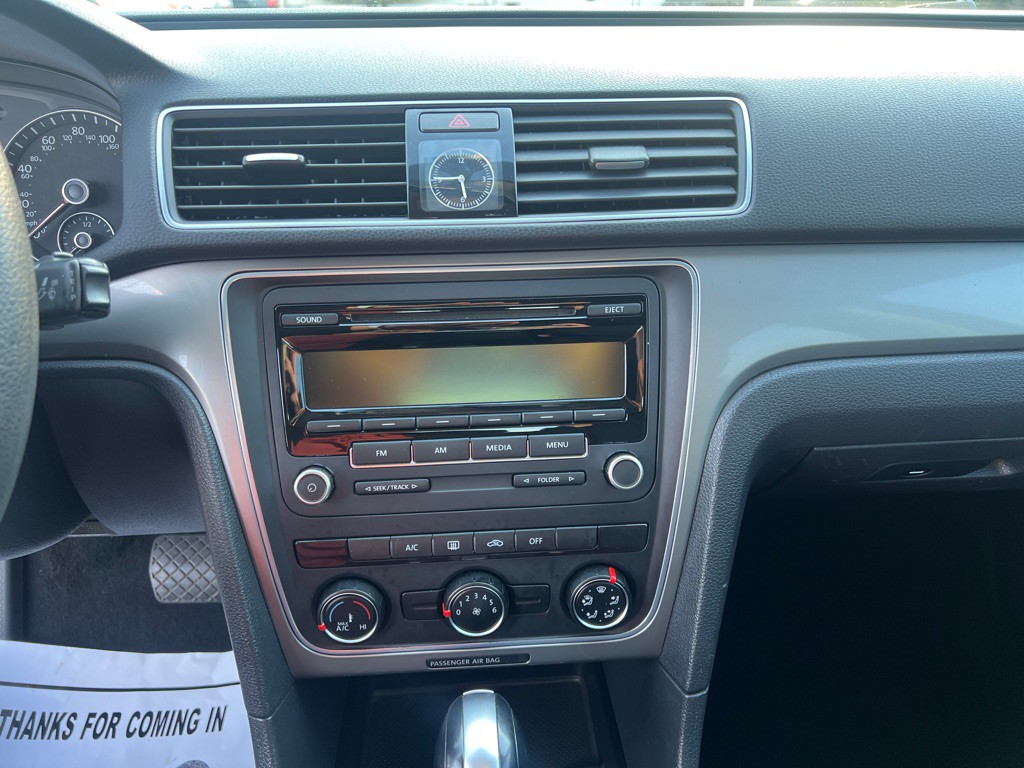 2015 Volkswagen Passat Image 14