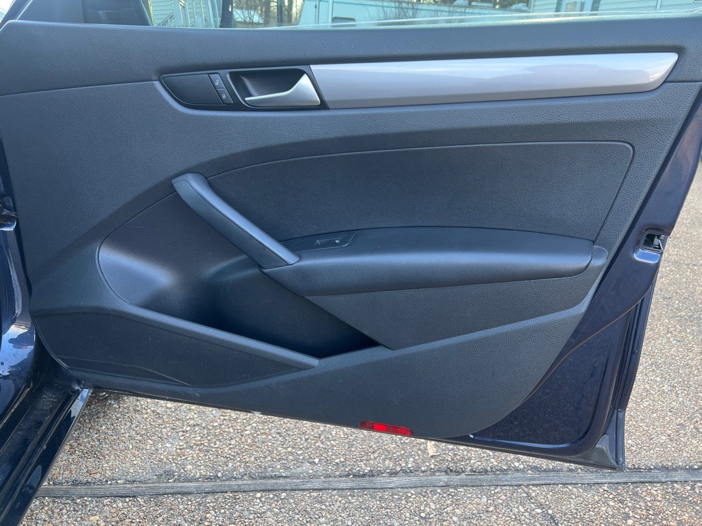 2015 Volkswagen Passat Image 20