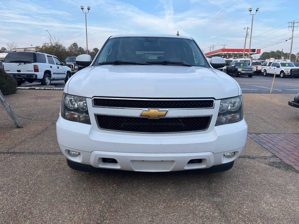 2014 Chevrolet Suburban Image 2
