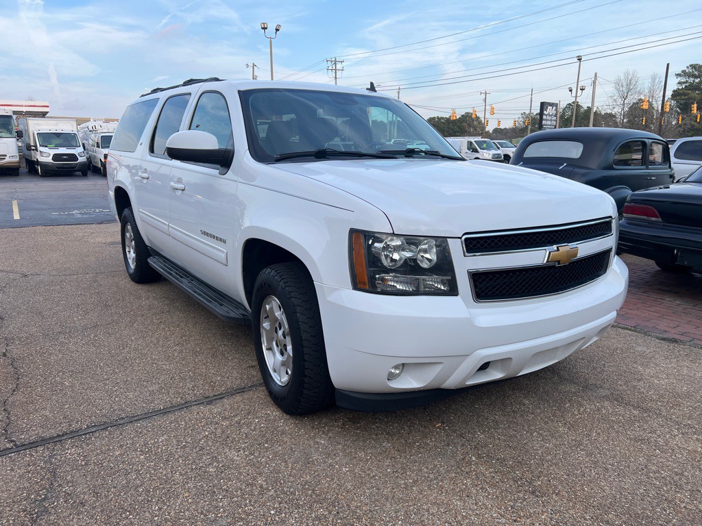 2014 Chevrolet Suburban Image 3